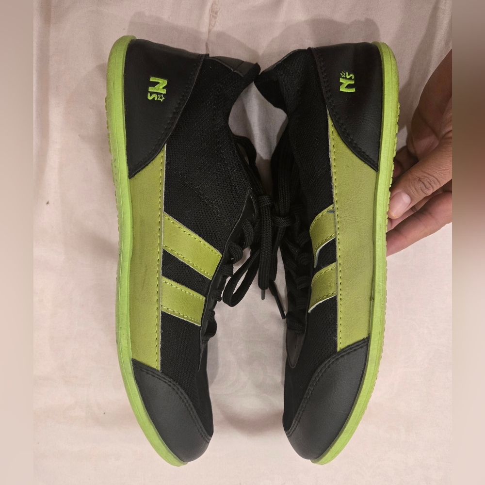 Black and Green Athletic Shoes with Dynamic Design - Picture 3 of 7